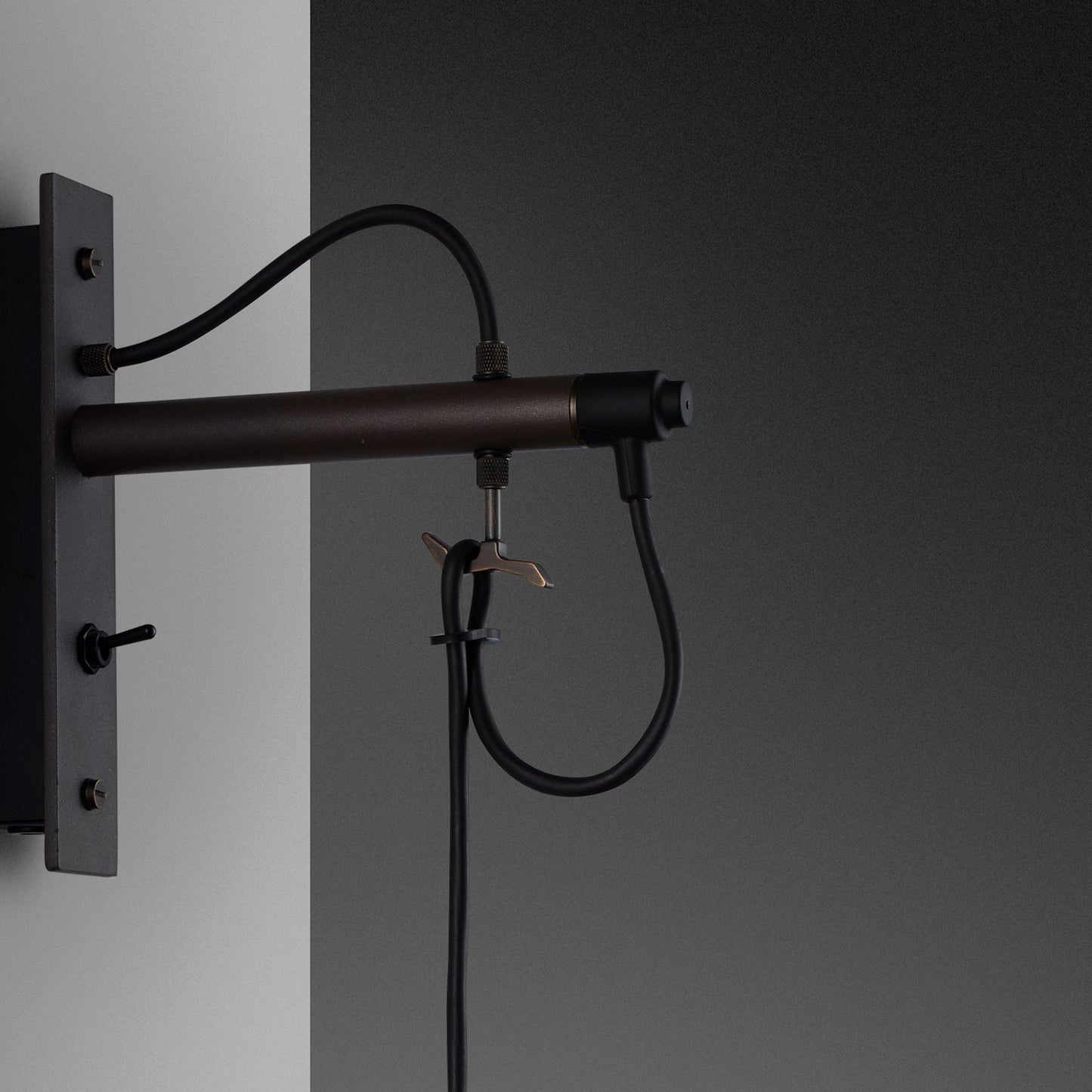 HOOKED WALL NUDE SMOKED BRONZE