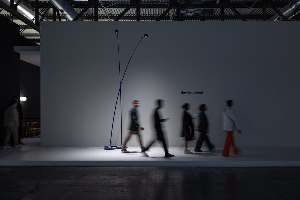 Davide Groppi deslumbra en la Milano Design Week 2025 con “Il Bianco, il Nero e lo Specchio"